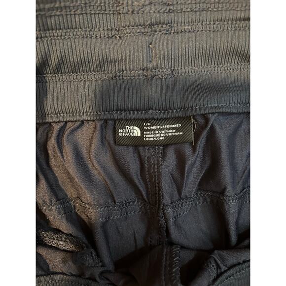 Ladies North Face Navy Athletic Shorts Large with Pocket - Picture 5 of 9
